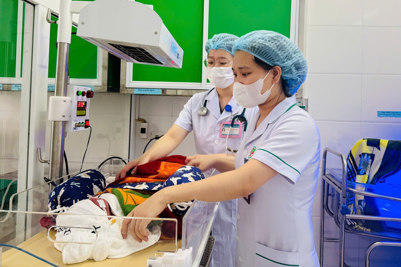 Bé trai sơ sinh còn nguyên dây rốn bị bỏ rơi ở bờ mương- Ảnh 2. Bé trai sơ sinh còn nguyên dây rốn bị bỏ rơi ở bờ mương- Ảnh 2.