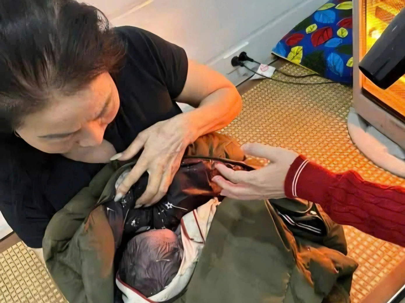 Bé trai sơ sinh còn nguyên dây rốn bị bỏ rơi ở bờ mương- Ảnh 1. Bé trai sơ sinh còn nguyên dây rốn bị bỏ rơi ở bờ mương- Ảnh 1.