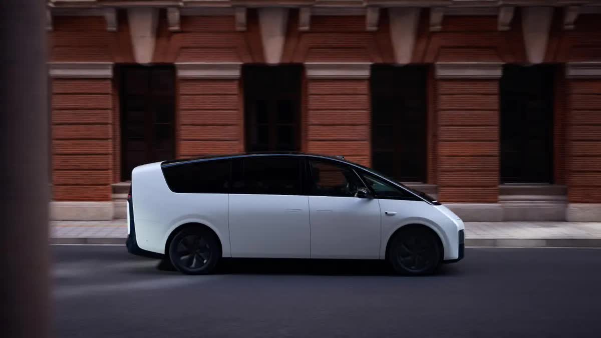 Xe ô tô điện Trung Quốc bất ngờ bốc cháy chỉ còn trơ khung thép khi đang chạy mà không hề có va chạm!- Ảnh 3. Xe ô tô điện Trung Quốc bất ngờ bốc cháy chỉ còn trơ khung thép khi đang chạy mà không hề có va chạm!- Ảnh 3.