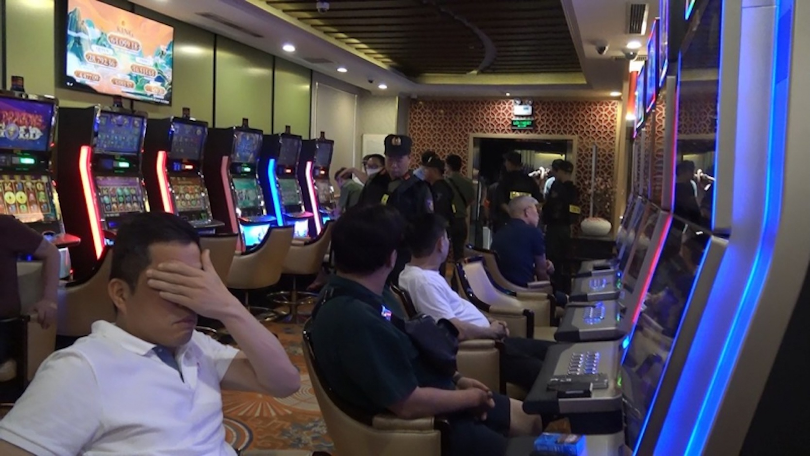 Cựu phó chủ tịch tỉnh "đốt" hơn 7 triệu USD vào cờ bạc- Ảnh 1.