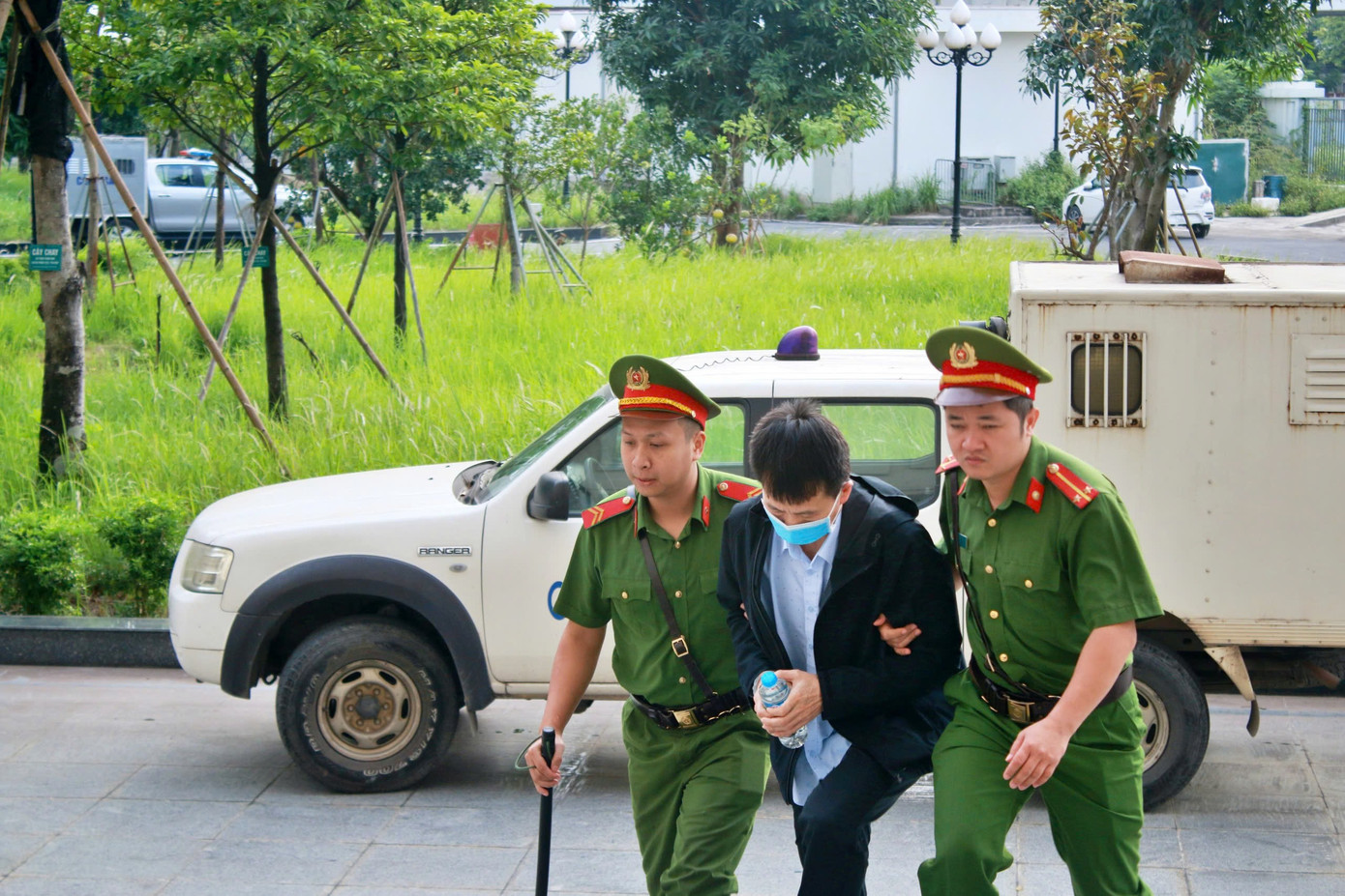 Cảnh sát dẫn giải nhóm bị cáo trong vụ đánh bạc 106 triệu USD tại khách sạn Pullman- Ảnh 3.