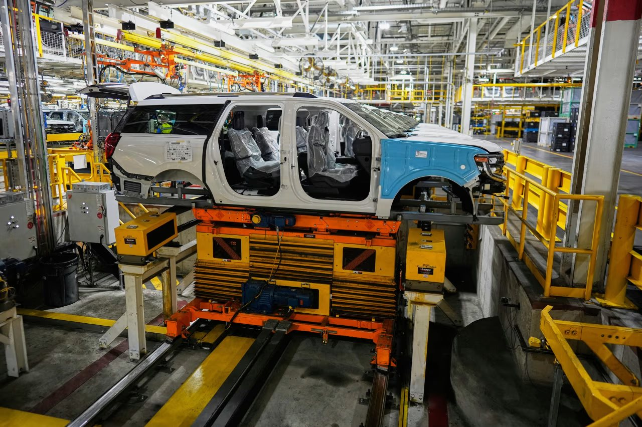 Ford đạt doanh thu kỷ lục 50 tỷ USD nhờ bán ô tô xăng- Ảnh 2.