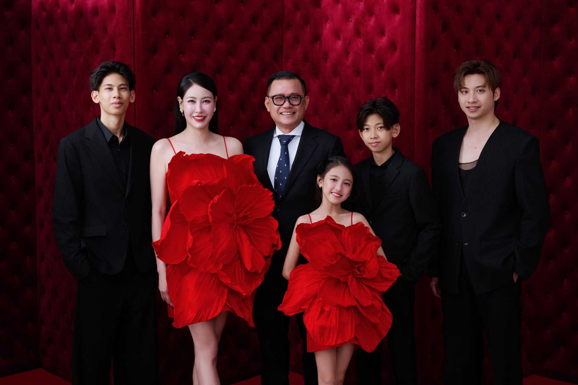 Hoa hậu Việt có tài sản nghìn tỷ: 2 lần đò, là mẹ 4 con, U50 vẫn trẻ đẹp như gái đôi mươi- Ảnh 3. Hoa hậu Việt có tài sản nghìn tỷ: 2 lần đò, là mẹ 4 con, U50 vẫn trẻ đẹp như gái đôi mươi- Ảnh 3.