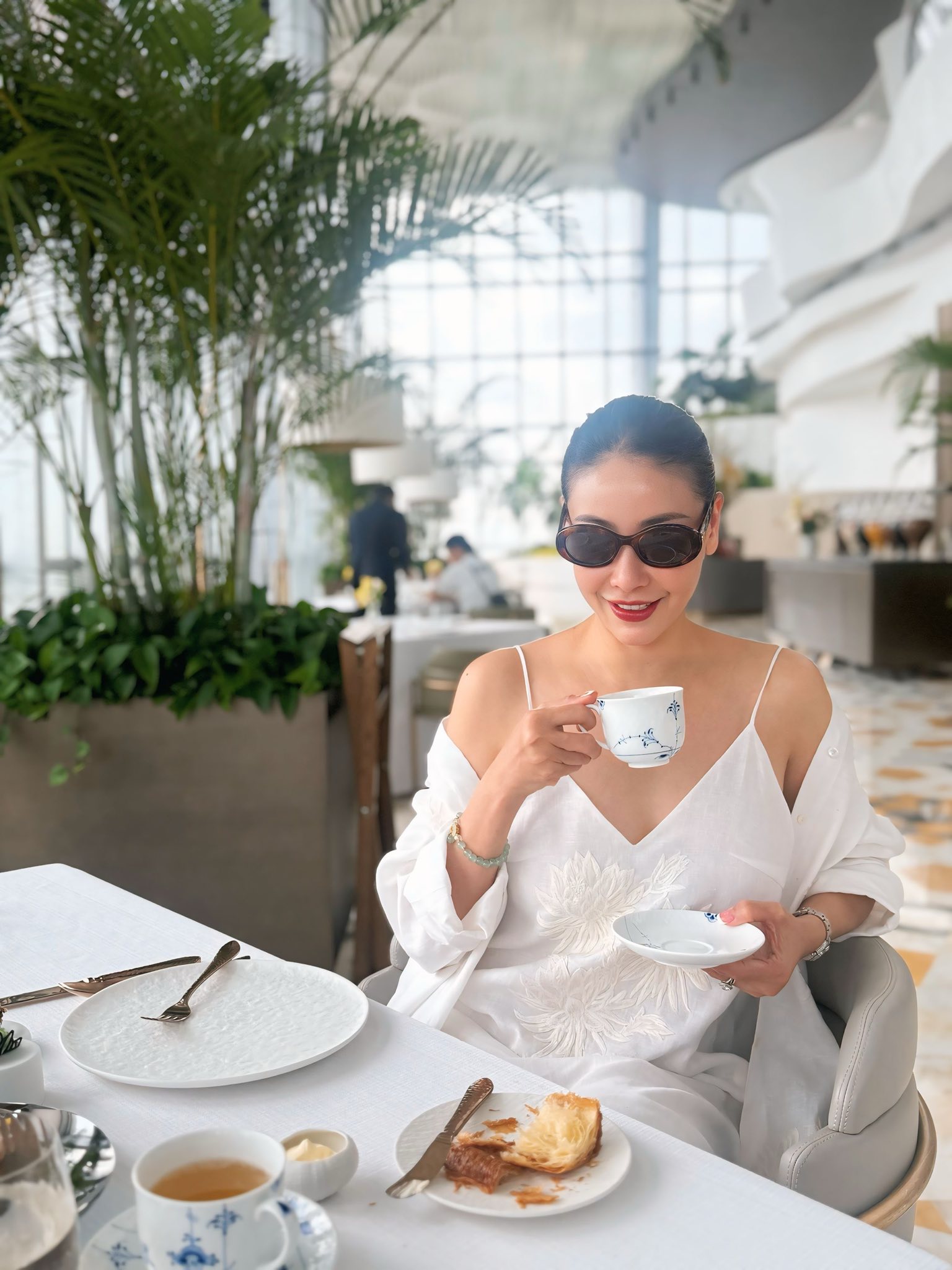 Hoa hậu Việt có tài sản nghìn tỷ: 2 lần đò, là mẹ 4 con, U50 vẫn trẻ đẹp như gái đôi mươi- Ảnh 7. Hoa hậu Việt có tài sản nghìn tỷ: 2 lần đò, là mẹ 4 con, U50 vẫn trẻ đẹp như gái đôi mươi- Ảnh 7.