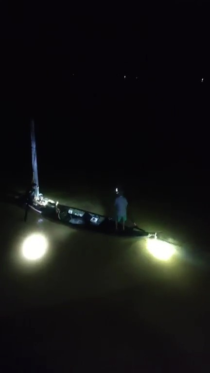 Thót tim cảnh người đàn ông ôm cột điện kêu cứu giữa dòng lũ đêm- Ảnh 2. Thót tim cảnh người đàn ông ôm cột điện kêu cứu giữa dòng lũ đêm- Ảnh 2.