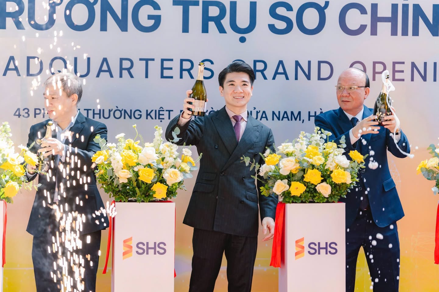 1,3 triệu người xem Phó tổng nhà bầu Hiển ăn chung gói xôi ruốc cùng các con: Người giàu cũng giống chúng ta thôi!- Ảnh 2.