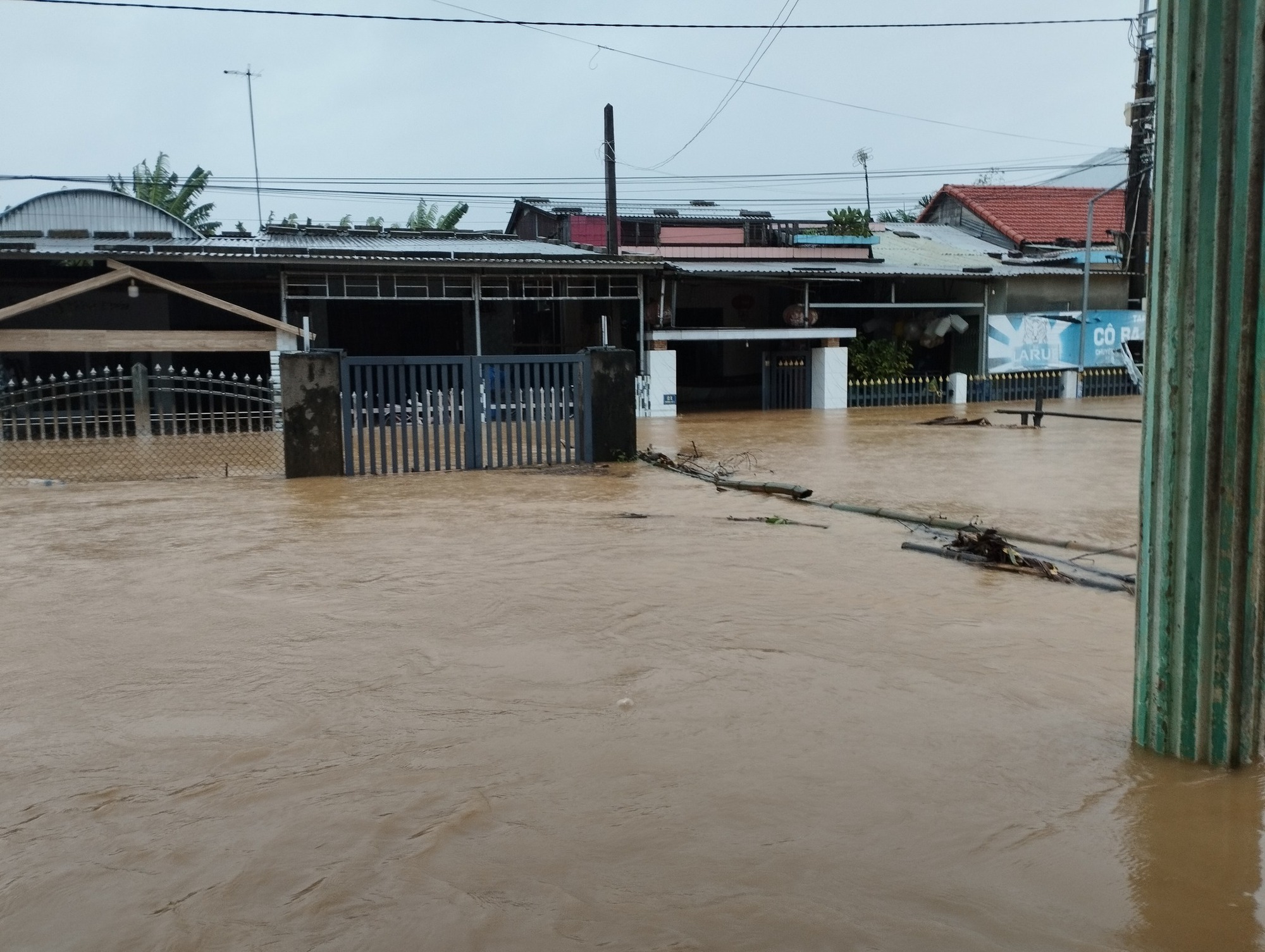 Lũ "đặc biệt lớn" ở Đà Nẵng, xã dời trụ sở trong đêm- Ảnh 1.
