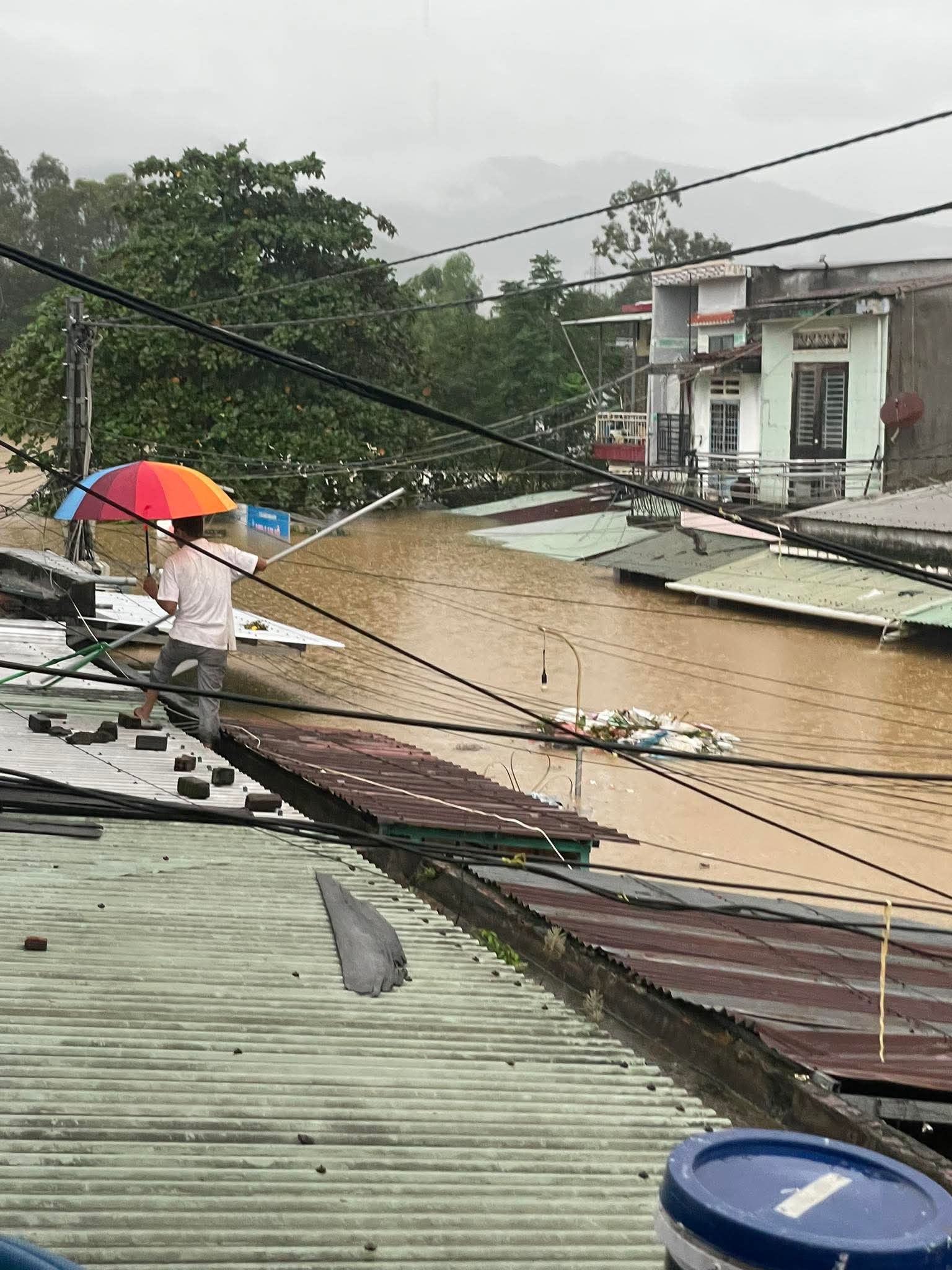 Lũ "đặc biệt lớn" ở Đà Nẵng, xã dời trụ sở trong đêm- Ảnh 2.