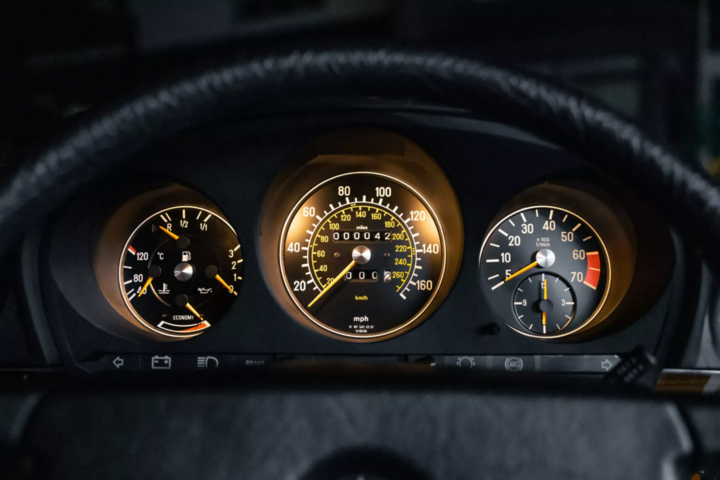 Chiếc siêu xe cổ Mercedes Benz 500 SL khiến giới sưu tầm sửng sốt- Ảnh 2. Chiếc siêu xe cổ Mercedes Benz 500 SL khiến giới sưu tầm sửng sốt- Ảnh 2.