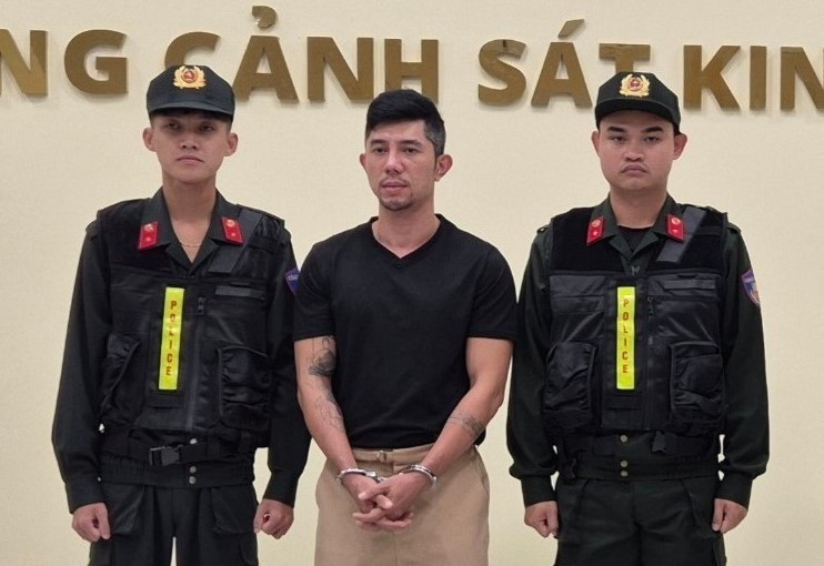 Ai tiếp tay cho nghệ sĩ lệch chuẩn- Ảnh 4. Ai tiếp tay cho nghệ sĩ lệch chuẩn- Ảnh 4.