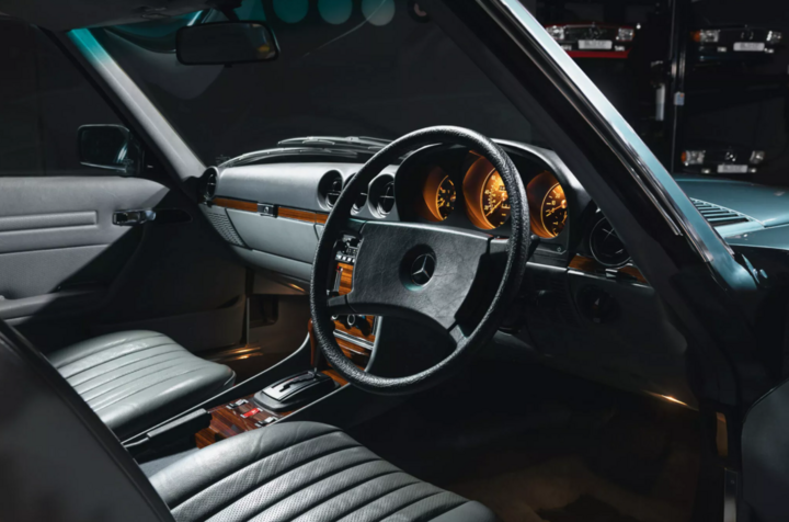 Chiếc siêu xe cổ Mercedes Benz 500 SL khiến giới sưu tầm sửng sốt- Ảnh 7. Chiếc siêu xe cổ Mercedes Benz 500 SL khiến giới sưu tầm sửng sốt- Ảnh 7.