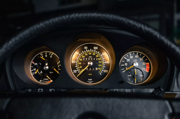 Chiếc siêu xe cổ Mercedes Benz 500 SL khiến giới sưu tầm sửng sốt- Ảnh 9. Chiếc siêu xe cổ Mercedes Benz 500 SL khiến giới sưu tầm sửng sốt- Ảnh 9.