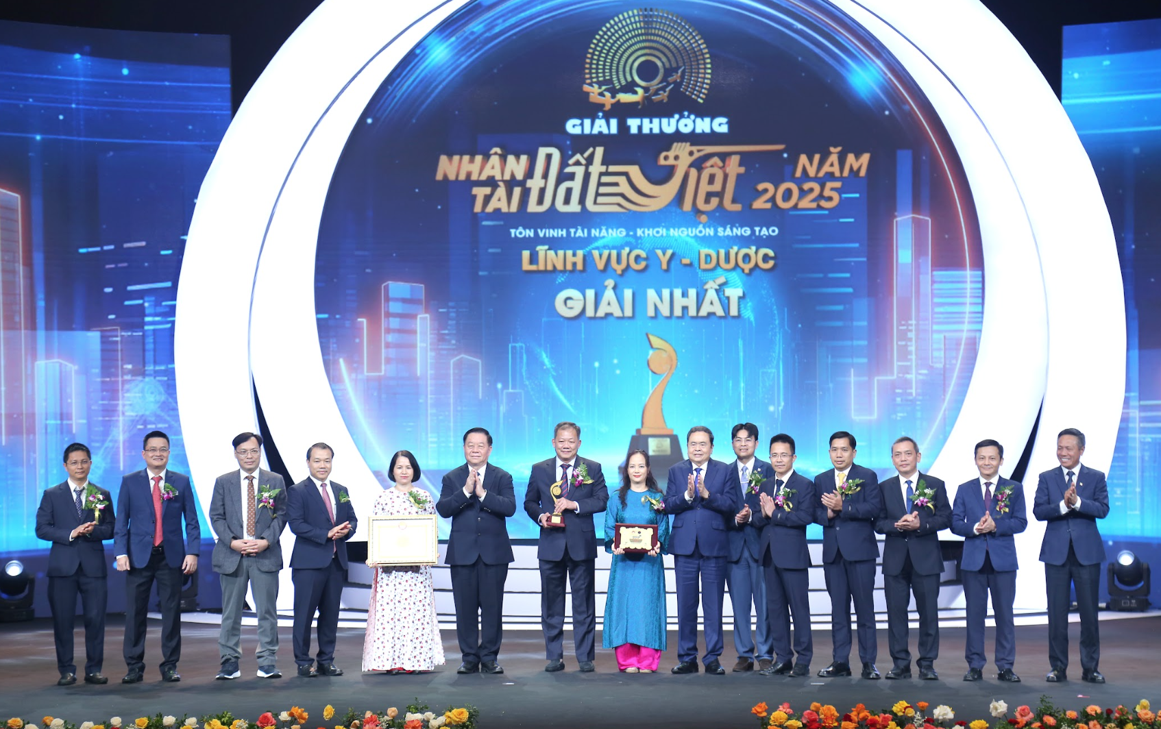 Một bệnh viện tại Việt Nam làm nên loạt kỳ tích "lần đầu tiên", khiến giới chuyên môn nể phục- Ảnh 1. Một bệnh viện tại Việt Nam làm nên loạt kỳ tích "lần đầu tiên", khiến giới chuyên môn nể phục- Ảnh 1.