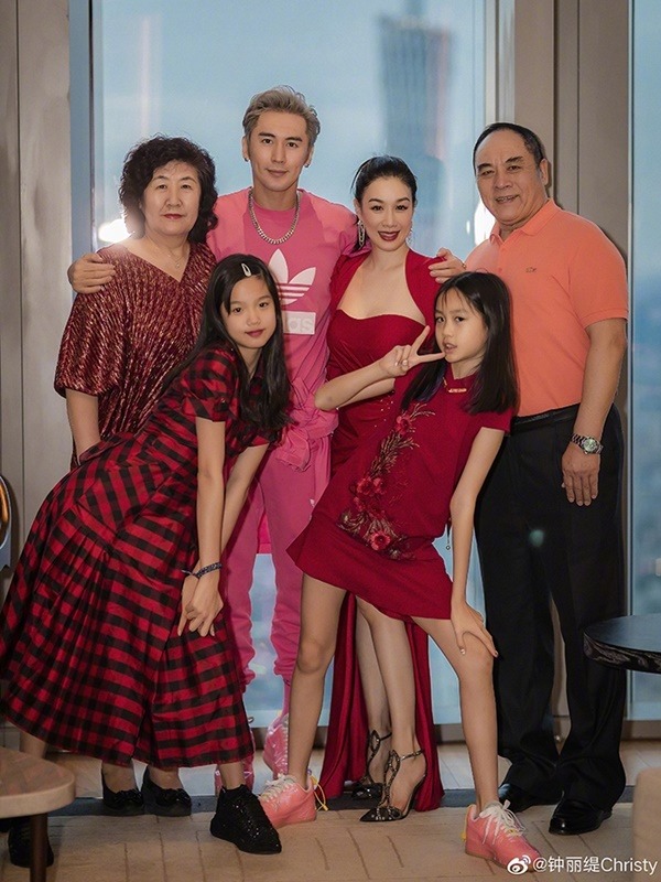 "Bom sex" gốc Việt nói gì về nghi vấn "bao nuôi" chồng trẻ kém 12 tuổi vì háo sắc?- Ảnh 2. "Bom sex" gốc Việt nói gì về nghi vấn "bao nuôi" chồng trẻ kém 12 tuổi vì háo sắc?- Ảnh 2.