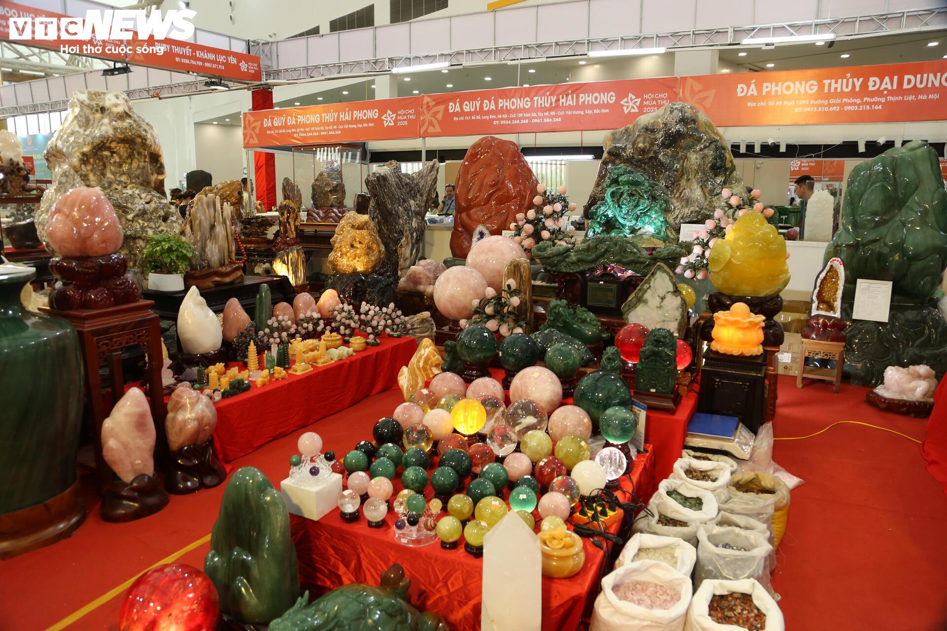 Những siêu phẩm đá quý tiền tỷ ở Hội chợ Mùa thu lần thứ nhất 2025- Ảnh 15. Những siêu phẩm đá quý tiền tỷ ở Hội chợ Mùa thu lần thứ nhất 2025- Ảnh 15.