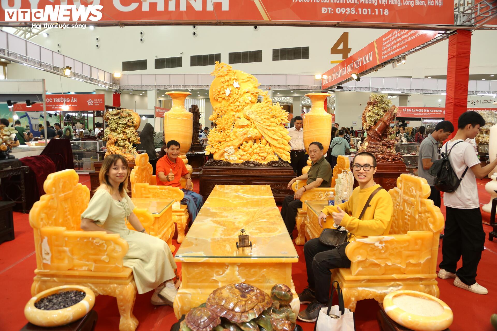 Những siêu phẩm đá quý tiền tỷ ở Hội chợ Mùa thu lần thứ nhất 2025- Ảnh 9. Những siêu phẩm đá quý tiền tỷ ở Hội chợ Mùa thu lần thứ nhất 2025- Ảnh 9.