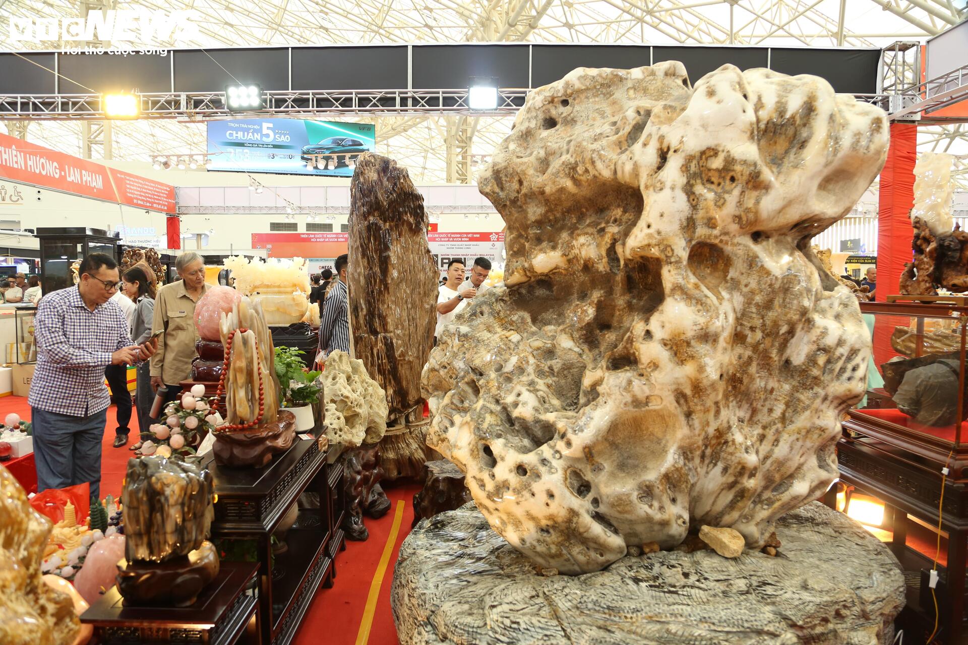 Những siêu phẩm đá quý tiền tỷ ở Hội chợ Mùa thu lần thứ nhất 2025- Ảnh 14. Những siêu phẩm đá quý tiền tỷ ở Hội chợ Mùa thu lần thứ nhất 2025- Ảnh 14.