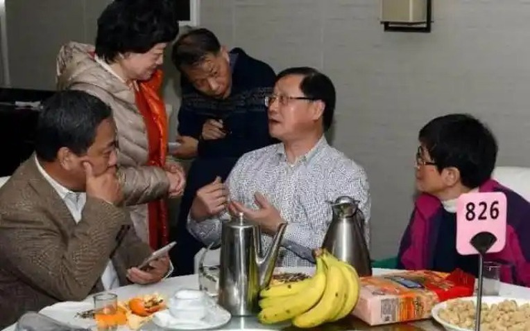 Đi họp lớp, lớp trưởng ngỏ ý mượn hơn 700 triệu: Chỉ một người đồng ý còn lại lần lượt bỏ về, nửa năm sau ai cũng hối hận- Ảnh 1. Đi họp lớp, lớp trưởng ngỏ ý mượn hơn 700 triệu: Chỉ một người đồng ý còn lại lần lượt bỏ về, nửa năm sau ai cũng hối hận- Ảnh 1.