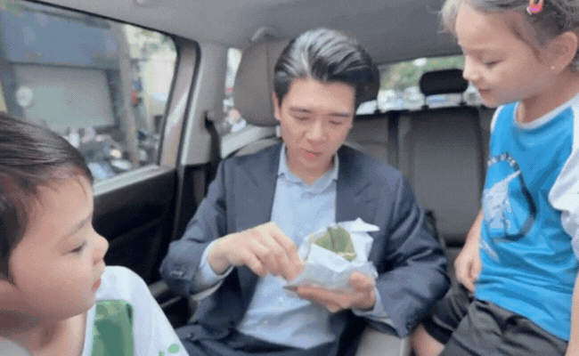 1,3 triệu người xem Phó tổng nhà bầu Hiển ăn chung gói xôi ruốc cùng các con: Người giàu cũng giống chúng ta thôi!- Ảnh 1.