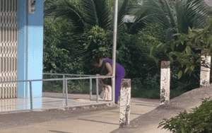 B&eacute; g&aacute;i bị t&uacute;m t&oacute;c, bạo h&agrave;nh giữa đường: Danh t&iacute;nh người phụ nữ trong clip khiến dư luận phẫn nộ