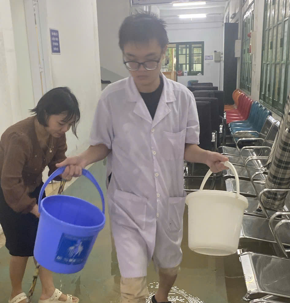 Cảnh tượng bên trong Bệnh viện Trung ương Huế sau cơn lũ dữ- Ảnh 1. Cảnh tượng bên trong Bệnh viện Trung ương Huế sau cơn lũ dữ- Ảnh 1.