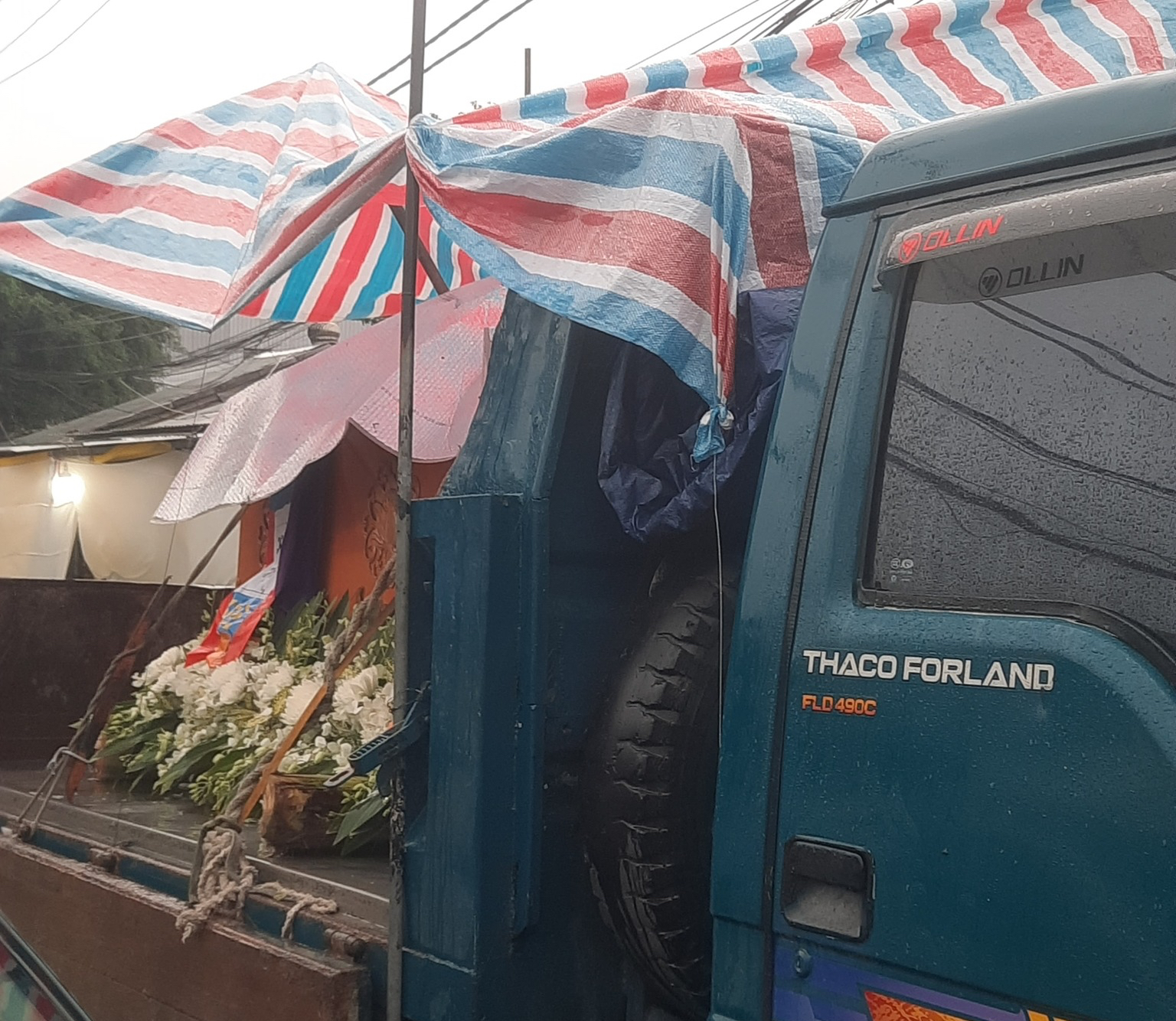 X&oacute;t xa h&igrave;nh ảnh gia quyến đưa quan t&agrave;i l&ecirc;n xe tải để chạy lũ- Ảnh 2.