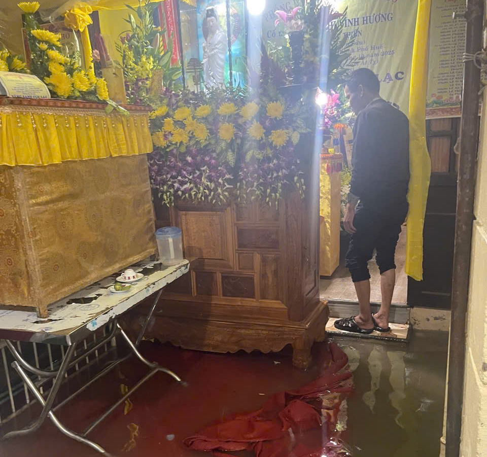 X&oacute;t xa h&igrave;nh ảnh gia quyến đưa quan t&agrave;i l&ecirc;n xe tải để chạy lũ- Ảnh 3.