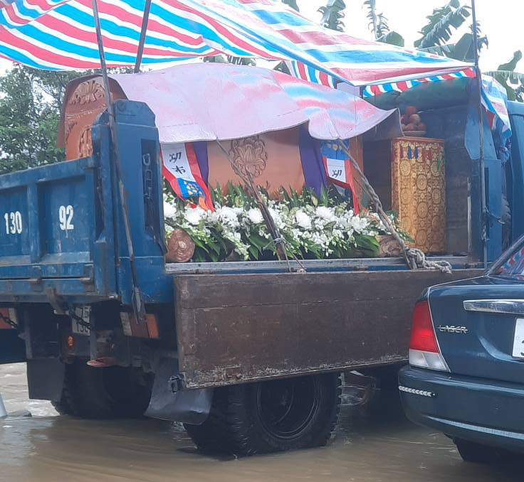 X&oacute;t xa h&igrave;nh ảnh gia quyến đưa quan t&agrave;i l&ecirc;n xe tải để chạy lũ- Ảnh 1.