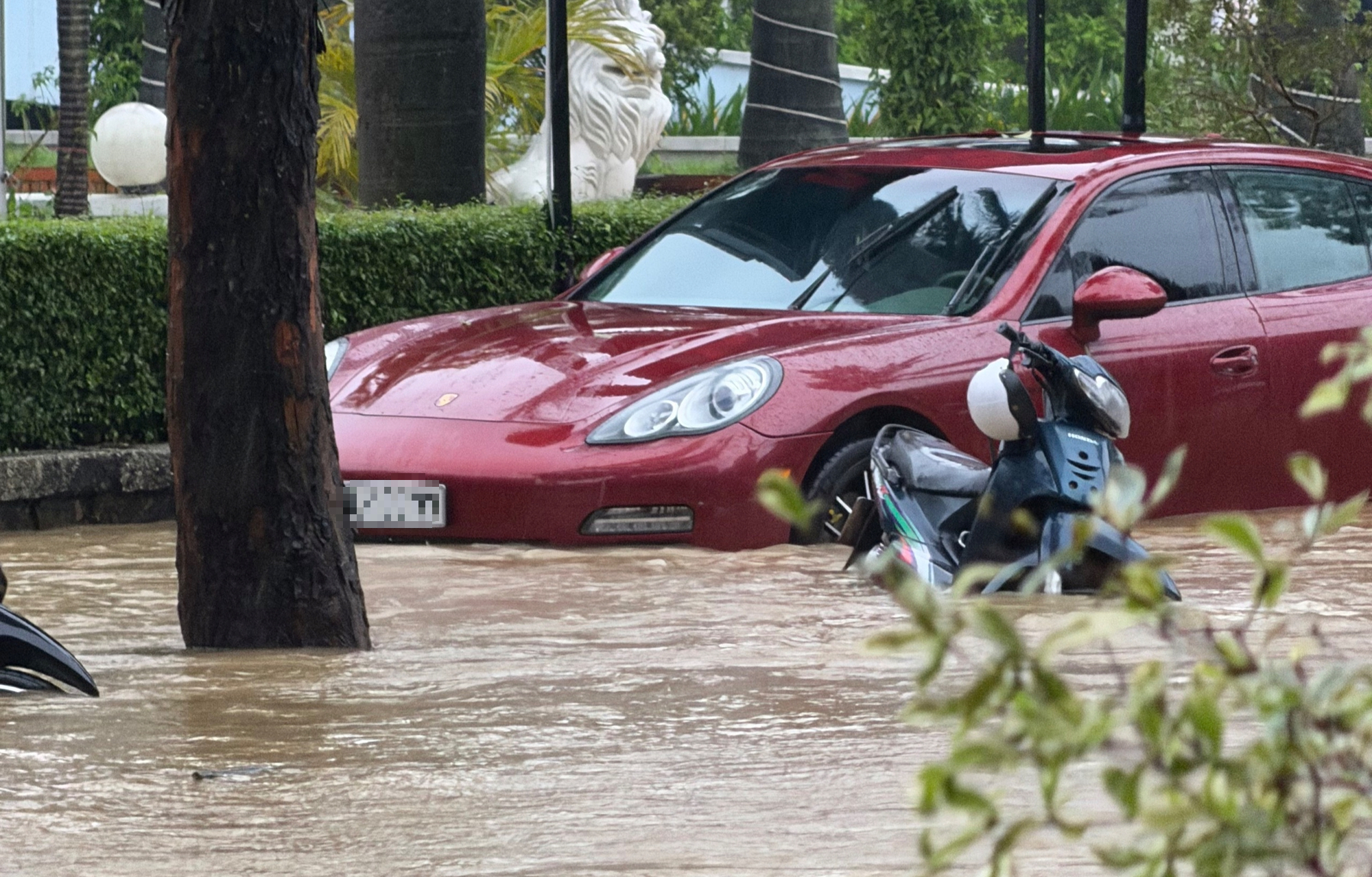 X&oacute;t xa h&igrave;nh ảnh gia quyến đưa quan t&agrave;i l&ecirc;n xe tải để chạy lũ- Ảnh 6.