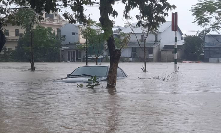 X&oacute;t xa h&igrave;nh ảnh gia quyến đưa quan t&agrave;i l&ecirc;n xe tải để chạy lũ- Ảnh 7.