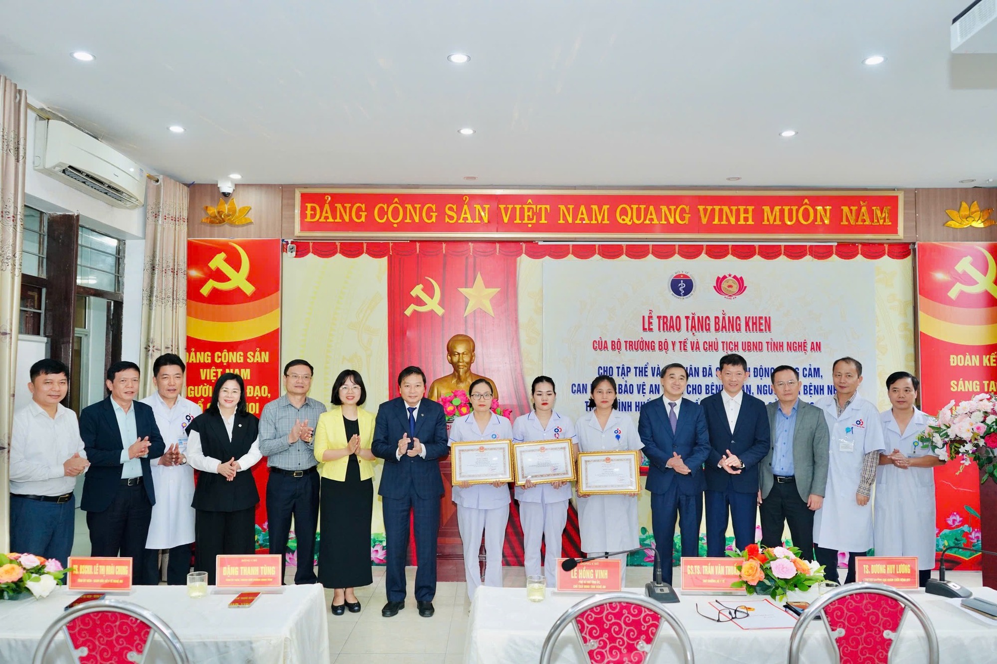 Vụ dùng dao tấn công làm 7 người bị thương: Khen thưởng các nữ điều dưỡng và cá nhân dũng cảm- Ảnh 1. Vụ dùng dao tấn công làm 7 người bị thương: Khen thưởng các nữ điều dưỡng và cá nhân dũng cảm- Ảnh 1.
