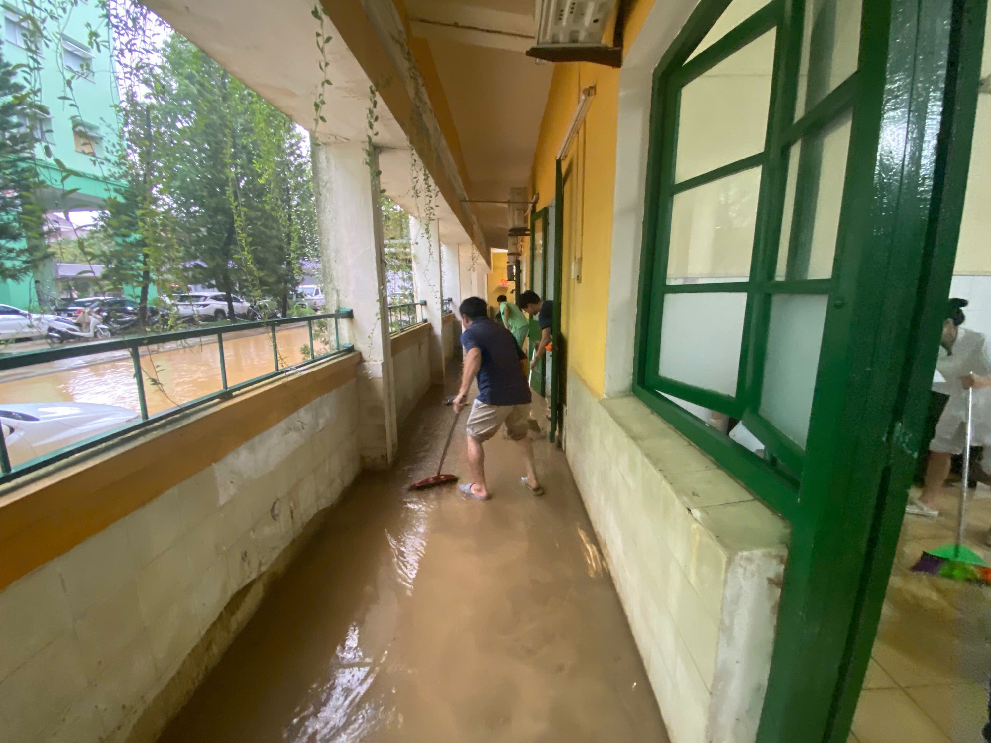 Cảnh tượng bên trong Bệnh viện Trung ương Huế sau cơn lũ dữ- Ảnh 9. Cảnh tượng bên trong Bệnh viện Trung ương Huế sau cơn lũ dữ- Ảnh 9.