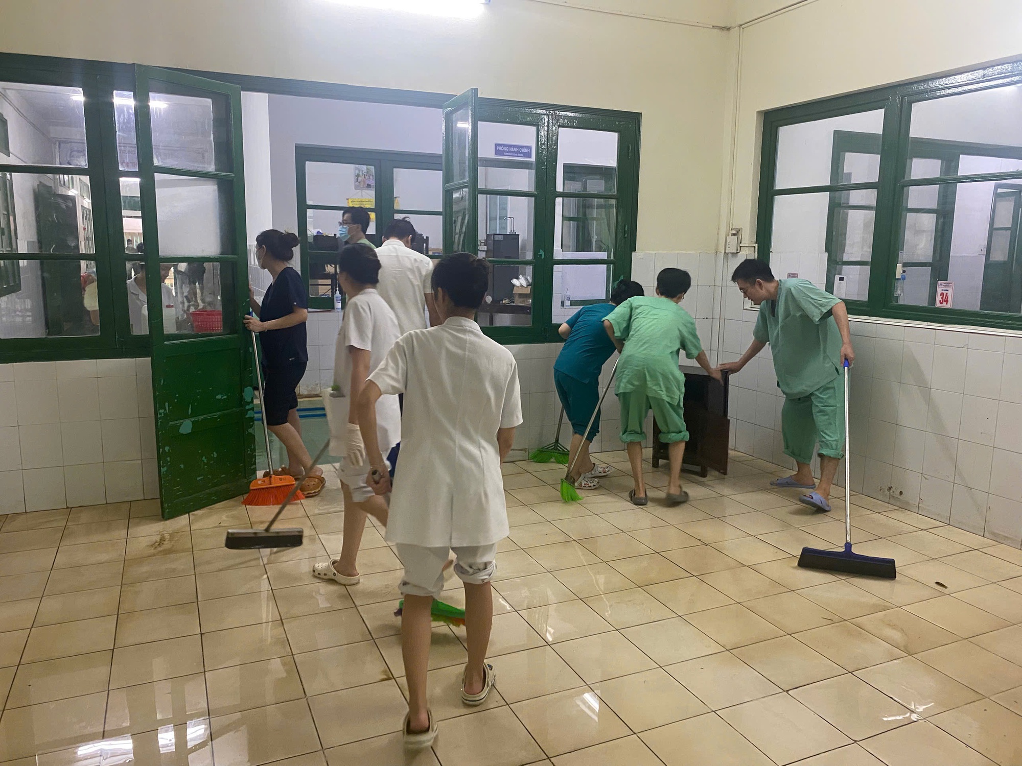 Cảnh tượng bên trong Bệnh viện Trung ương Huế sau cơn lũ dữ- Ảnh 6. Cảnh tượng bên trong Bệnh viện Trung ương Huế sau cơn lũ dữ- Ảnh 6.