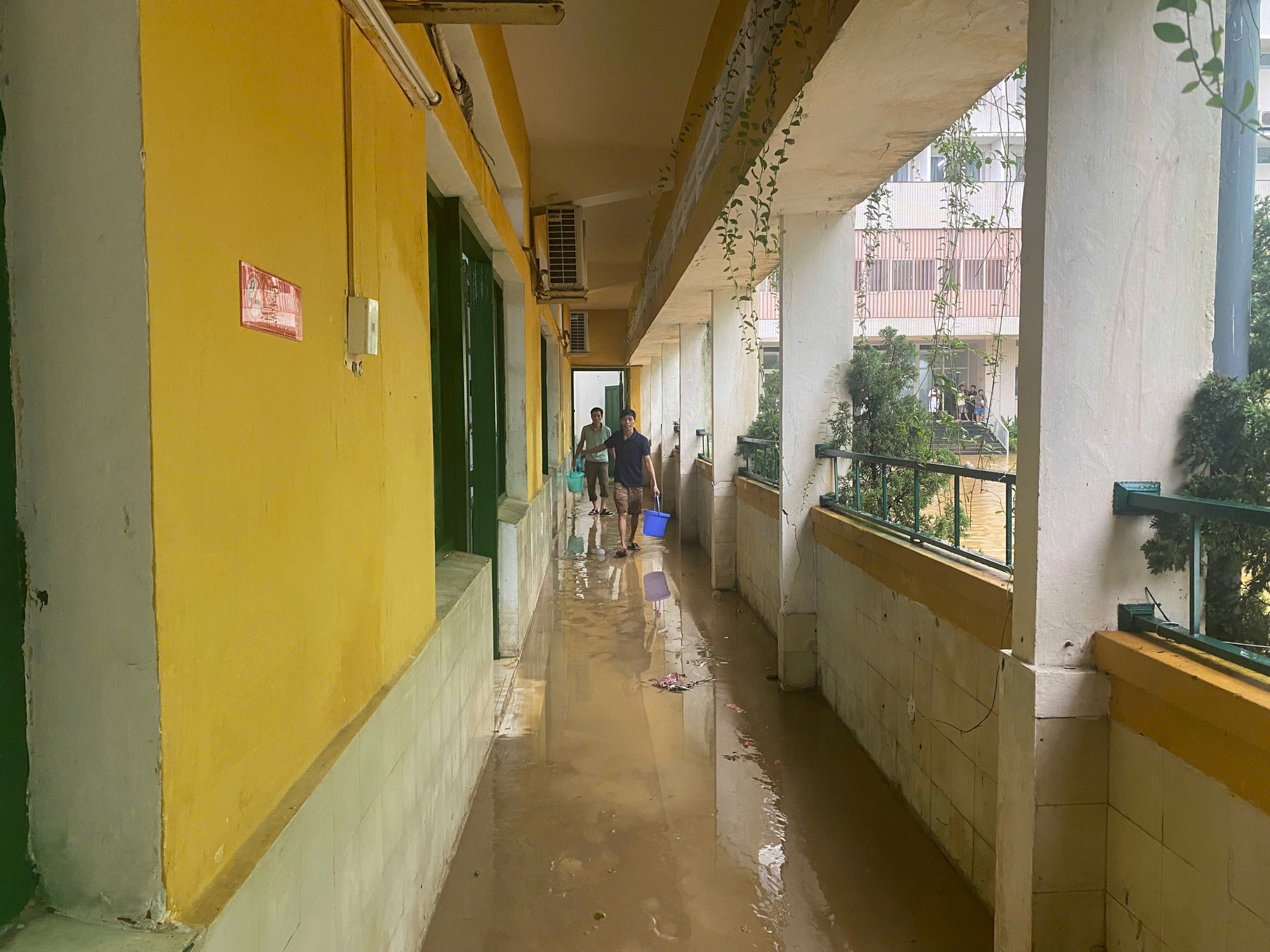 Cảnh tượng bên trong Bệnh viện Trung ương Huế sau cơn lũ dữ- Ảnh 4. Cảnh tượng bên trong Bệnh viện Trung ương Huế sau cơn lũ dữ- Ảnh 4.