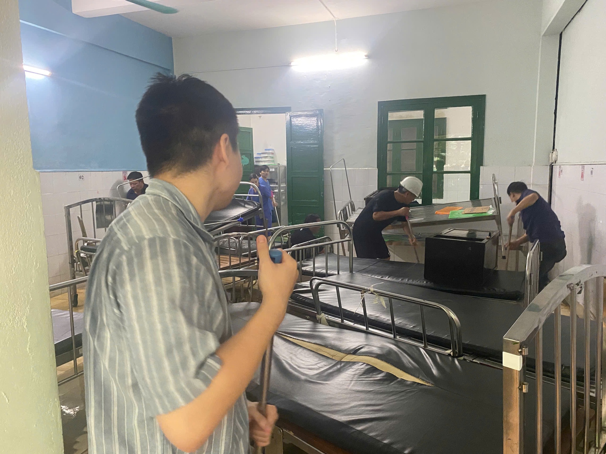 Cảnh tượng bên trong Bệnh viện Trung ương Huế sau cơn lũ dữ- Ảnh 5. Cảnh tượng bên trong Bệnh viện Trung ương Huế sau cơn lũ dữ- Ảnh 5.