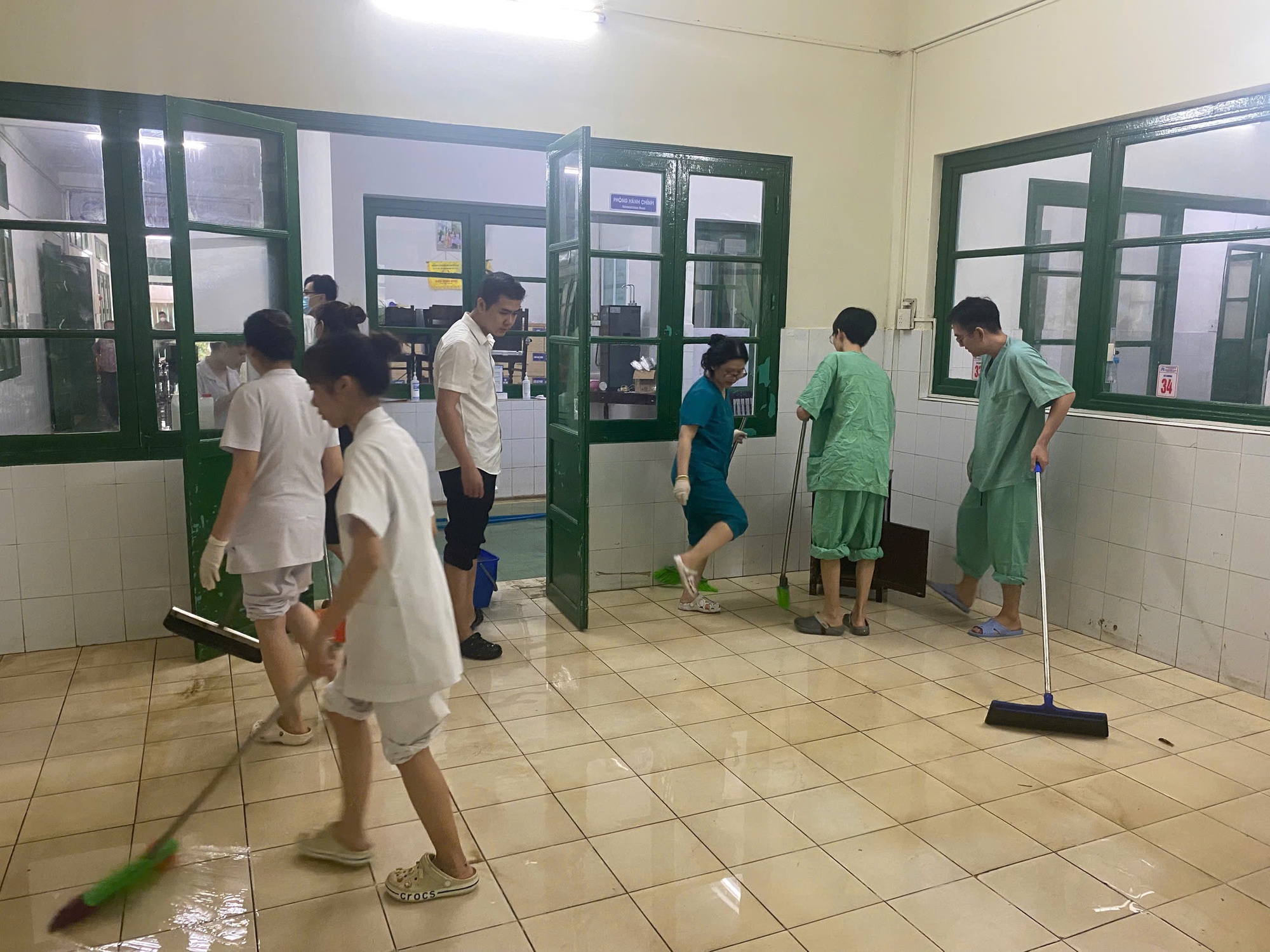 Cảnh tượng bên trong Bệnh viện Trung ương Huế sau cơn lũ dữ- Ảnh 8. Cảnh tượng bên trong Bệnh viện Trung ương Huế sau cơn lũ dữ- Ảnh 8.