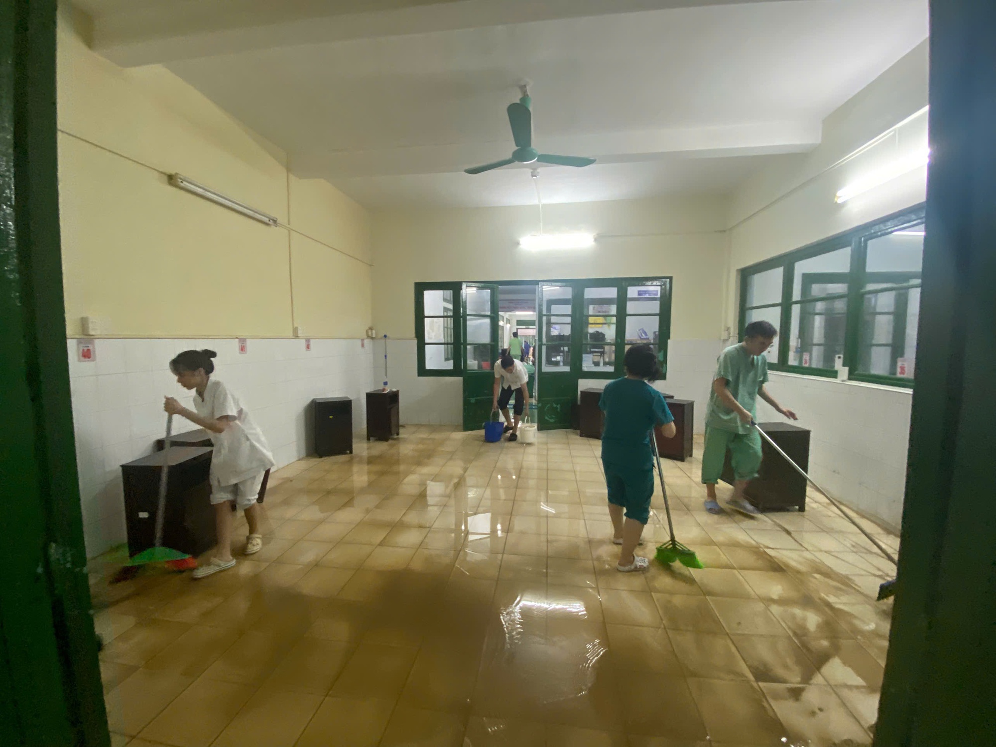 Cảnh tượng bên trong Bệnh viện Trung ương Huế sau cơn lũ dữ- Ảnh 7. Cảnh tượng bên trong Bệnh viện Trung ương Huế sau cơn lũ dữ- Ảnh 7.