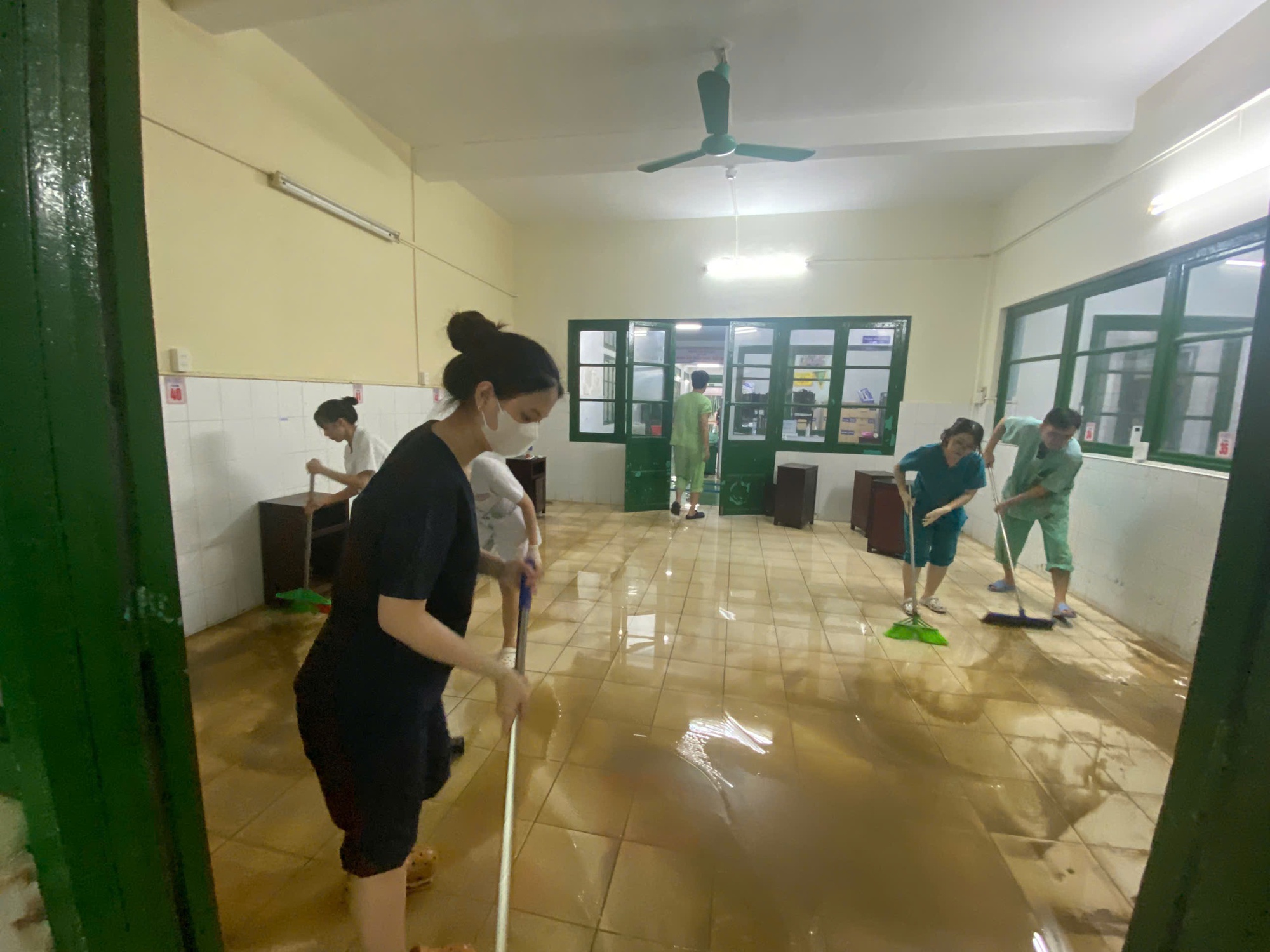 Cảnh tượng bên trong Bệnh viện Trung ương Huế sau cơn lũ dữ- Ảnh 3. Cảnh tượng bên trong Bệnh viện Trung ương Huế sau cơn lũ dữ- Ảnh 3.