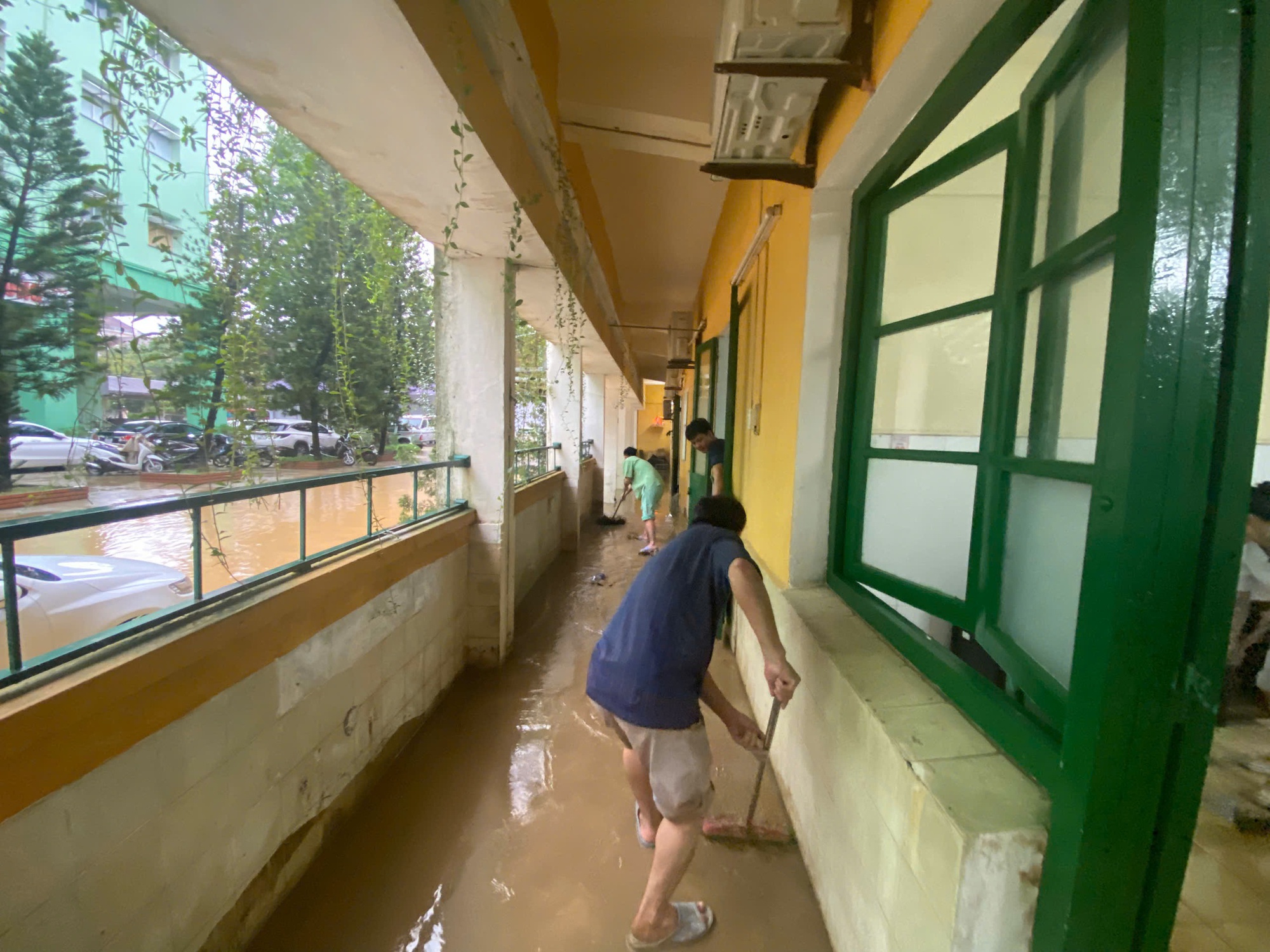 Cảnh tượng bên trong Bệnh viện Trung ương Huế sau cơn lũ dữ- Ảnh 2. Cảnh tượng bên trong Bệnh viện Trung ương Huế sau cơn lũ dữ- Ảnh 2.
