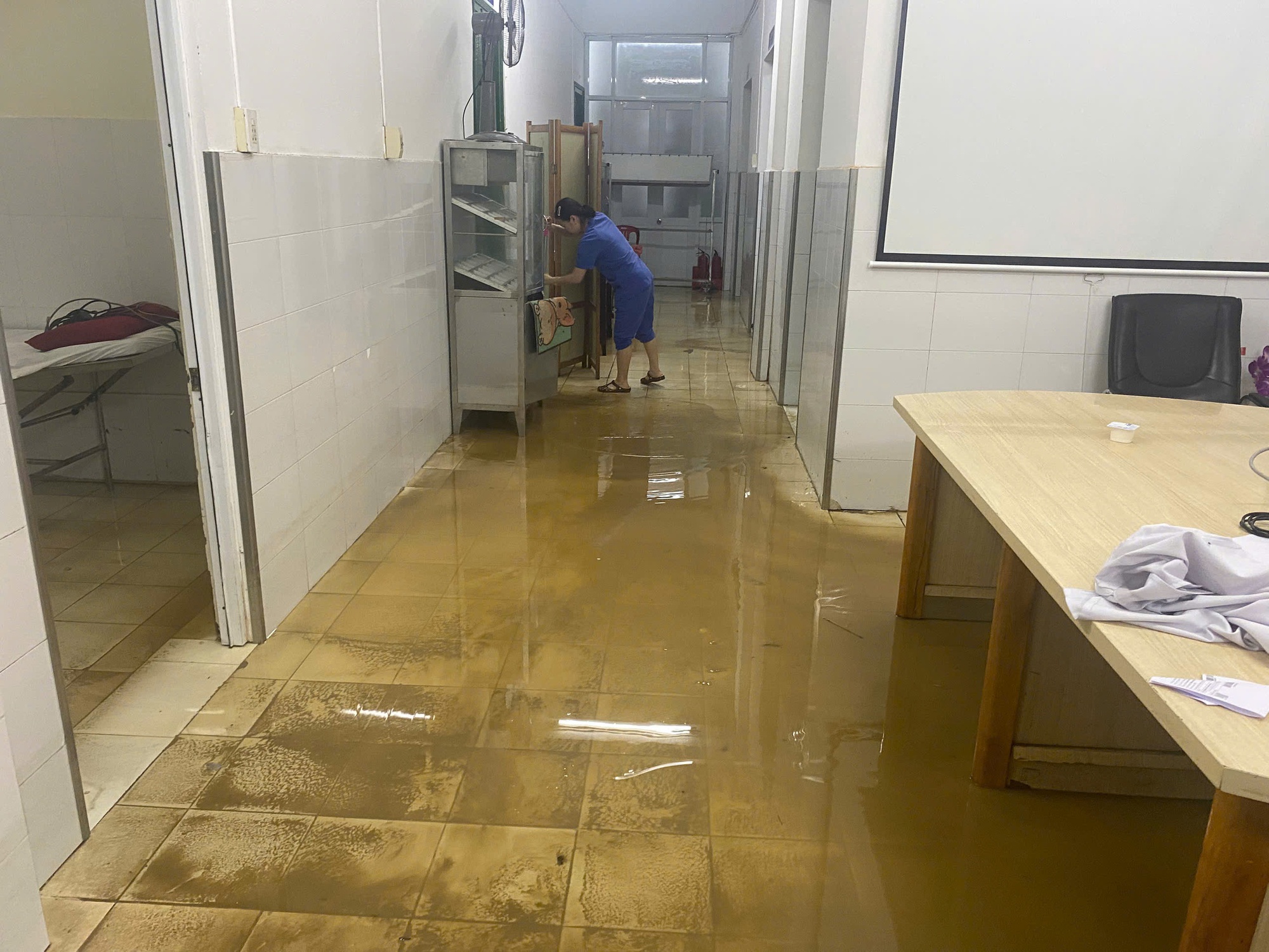 Cảnh tượng bên trong Bệnh viện Trung ương Huế sau cơn lũ dữ- Ảnh 10. Cảnh tượng bên trong Bệnh viện Trung ương Huế sau cơn lũ dữ- Ảnh 10.