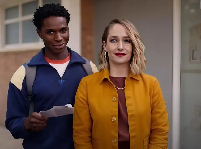 Xem phim Sex Education, t&ocirc;i lại nghĩ đến anh trai m&igrave;nh: Gi&aacute; ng&agrave;y đ&oacute; anh nghe t&ocirc;i khuy&ecirc;n th&igrave; về gi&agrave; cũng kh&ocirc;ng phải chịu cảnh quạnh hiu!- Ảnh 1.