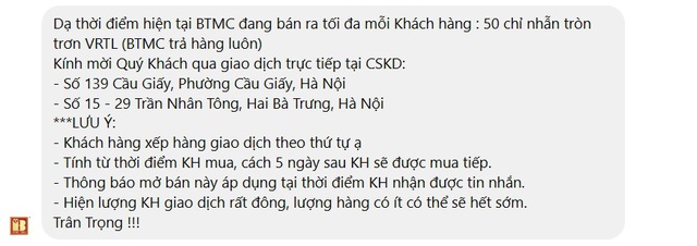 Giá vàng nhẫn giảm gần 3 triệu đồng/lượng, chiều nay, một nhà vàng lớn ở Hà Nội thông báo: Mỗi khách được mua tối đa 50 chỉ, nhận vàng ngay - Ảnh 1.