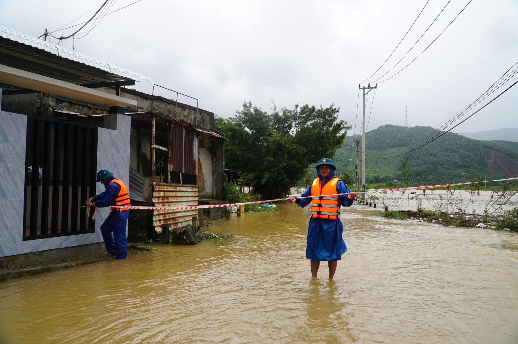 Băng qua dòng nước lũ về nhà, một nữ công nhân ở Đà Nẵng tử vong- Ảnh 3. Băng qua dòng nước lũ về nhà, một nữ công nhân ở Đà Nẵng tử vong- Ảnh 3.