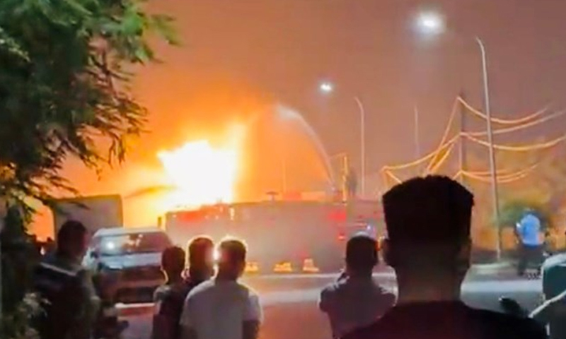 Xe bồn nổ như bom, tài xế bị thương- Ảnh 1. Xe bồn nổ như bom, tài xế bị thương- Ảnh 1.