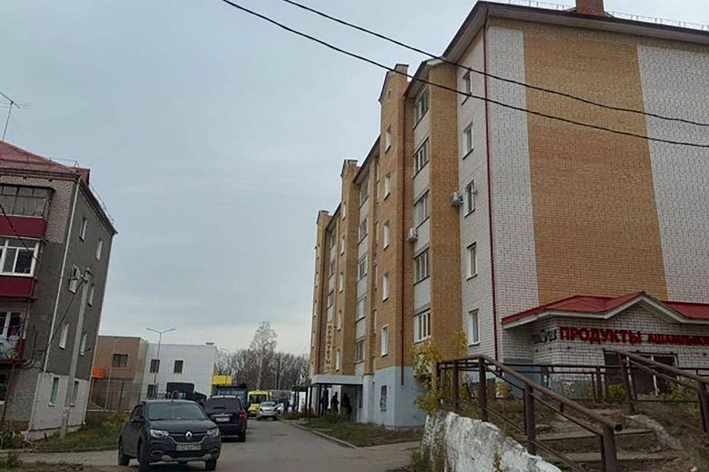 Bé sơ sinh 21 ngày tuổi tử vong thương tâm sau khi bị chị gái 5 tuổi ném qua cửa sổ tầng 4- Ảnh 1.