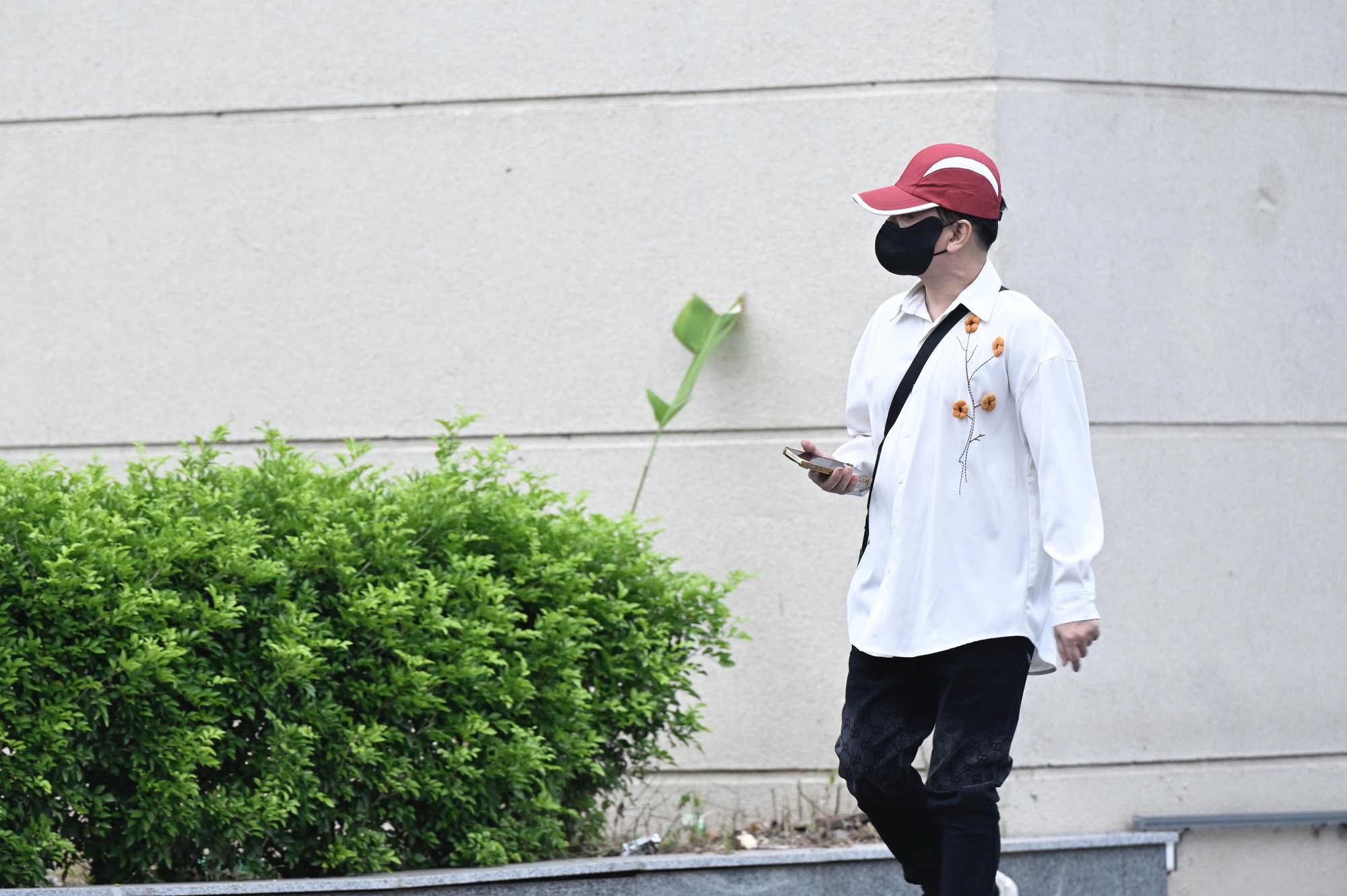 Ảnh, clip: Ca sĩ Vũ Hà đổi trang phục, lộ vẻ căng thẳng trong buổi chiều xét xử vụ đánh bạc ở khách sạn Pullman- Ảnh 3. Ảnh, clip: Ca sĩ Vũ Hà đổi trang phục, lộ vẻ căng thẳng trong buổi chiều xét xử vụ đánh bạc ở khách sạn Pullman- Ảnh 3.