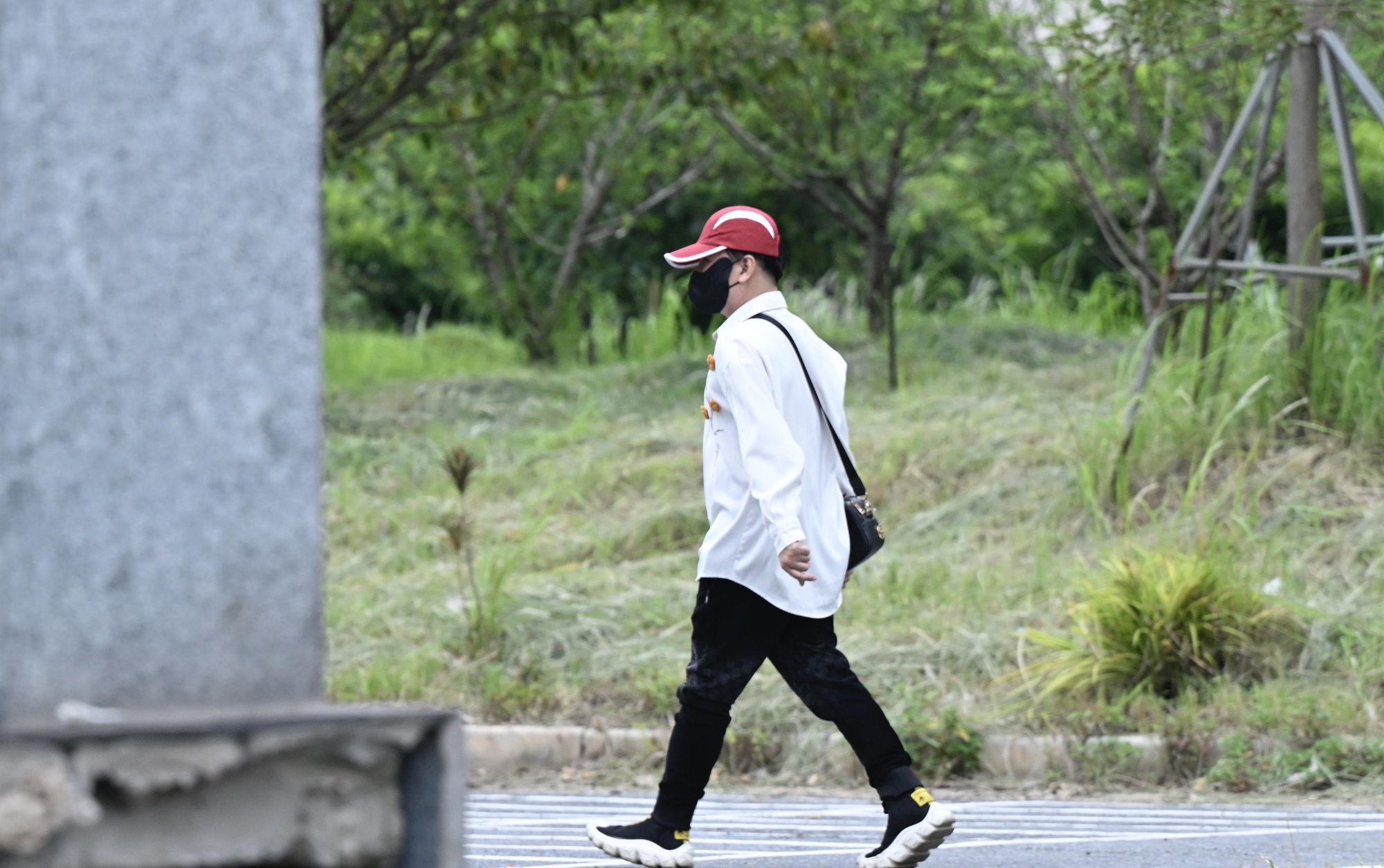 Ảnh, clip: Ca sĩ Vũ Hà đổi trang phục, lộ vẻ căng thẳng trong buổi chiều xét xử vụ đánh bạc ở khách sạn Pullman- Ảnh 4. Ảnh, clip: Ca sĩ Vũ Hà đổi trang phục, lộ vẻ căng thẳng trong buổi chiều xét xử vụ đánh bạc ở khách sạn Pullman- Ảnh 4.