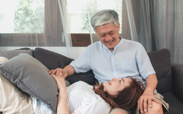 T&ocirc;i biếu bố chồng &iacute;t tiền dưỡng gi&agrave;, ai ngờ &ocirc;ng lại d&ugrave;ng để bao nu&ocirc;i bạn g&aacute;i chỉ bằng tuổi con &uacute;t- Ảnh 1.