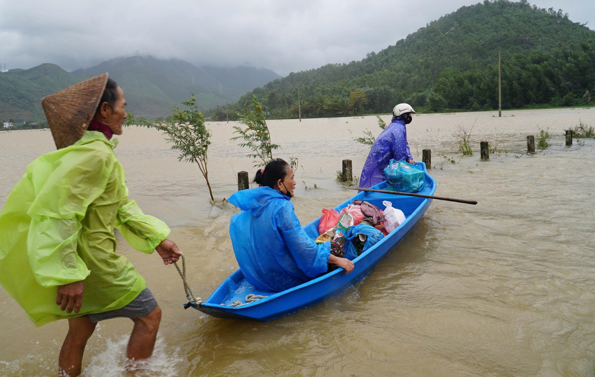 Băng qua dòng nước lũ về nhà, một nữ công nhân ở Đà Nẵng tử vong- Ảnh 2. Băng qua dòng nước lũ về nhà, một nữ công nhân ở Đà Nẵng tử vong- Ảnh 2.