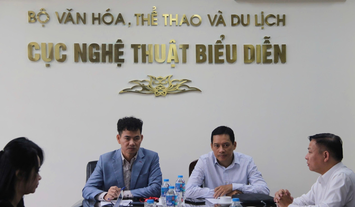 Điểm tên nghệ sĩ biểu diễn lệch chuẩn- Ảnh 1. Điểm tên nghệ sĩ biểu diễn lệch chuẩn- Ảnh 1.